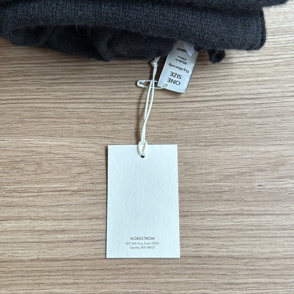 New Nordstrom Black Cashmere Wrap Blanket - Picture 4 of 6